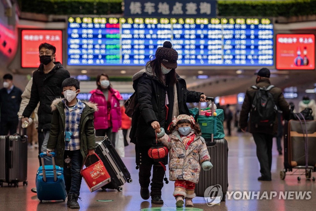마스크 쓴 베이징 기차역의 춘제 귀성객들
