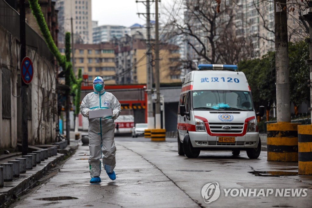 우한 병원에 의료용품 전달하는 구급요원