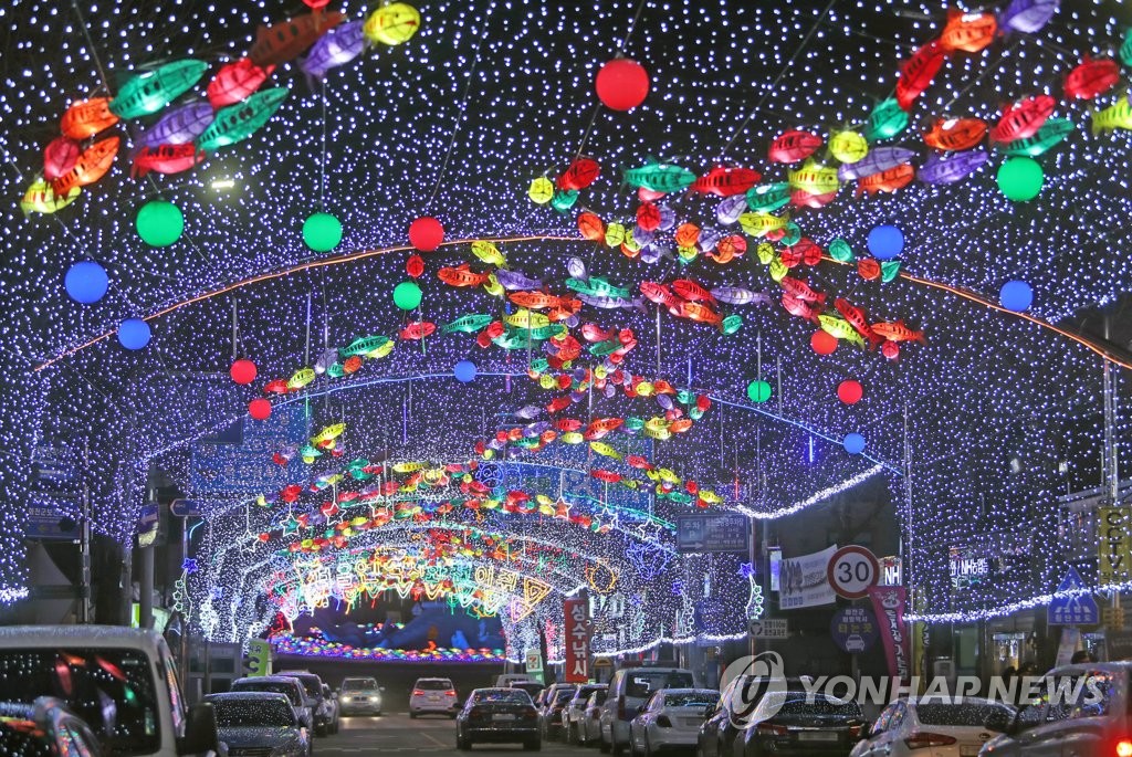 불 밝힌 산천어축제 거리