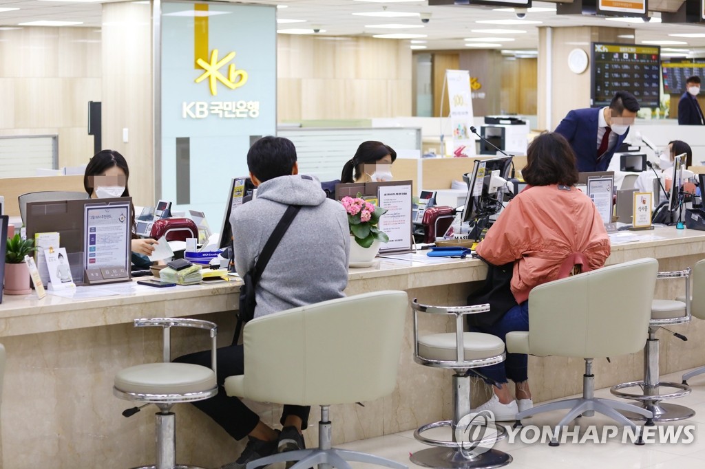  KB국민은행 여의도 영업점에서 직원들이 마스크를 착용하고 고객 업무를 보고 있는 모습.