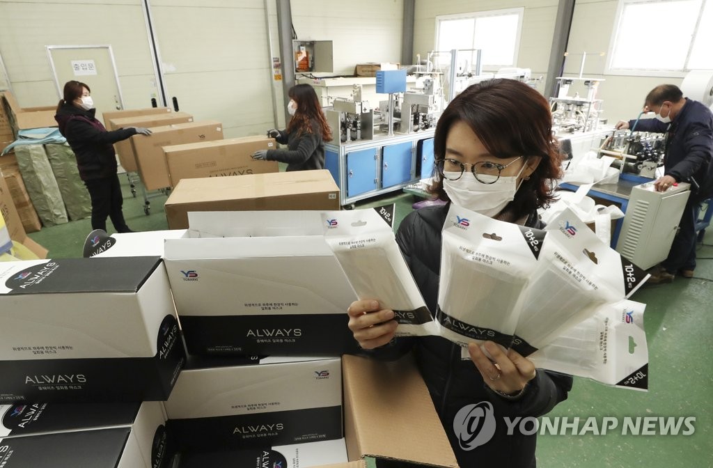 신종 코로나바이러스 공포, 마스크 공장 '풀가동'