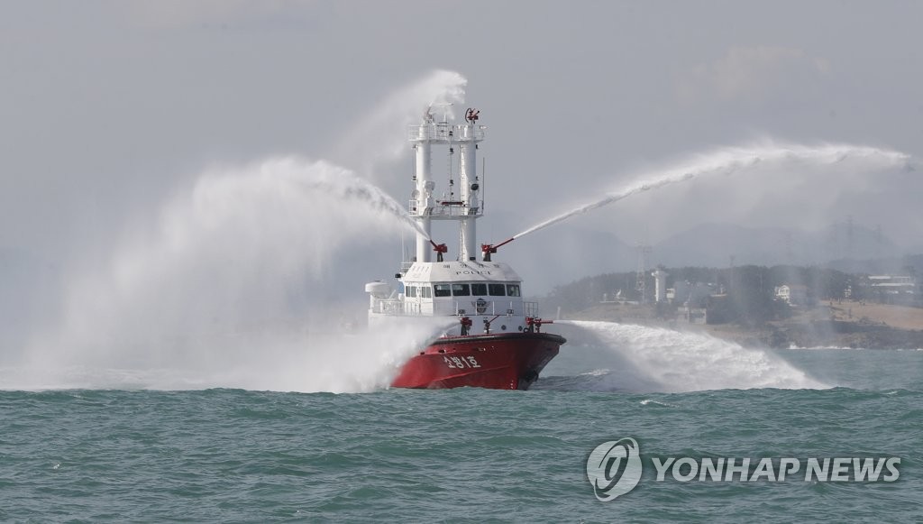 기름 유출 방제 작업하는 울산해경