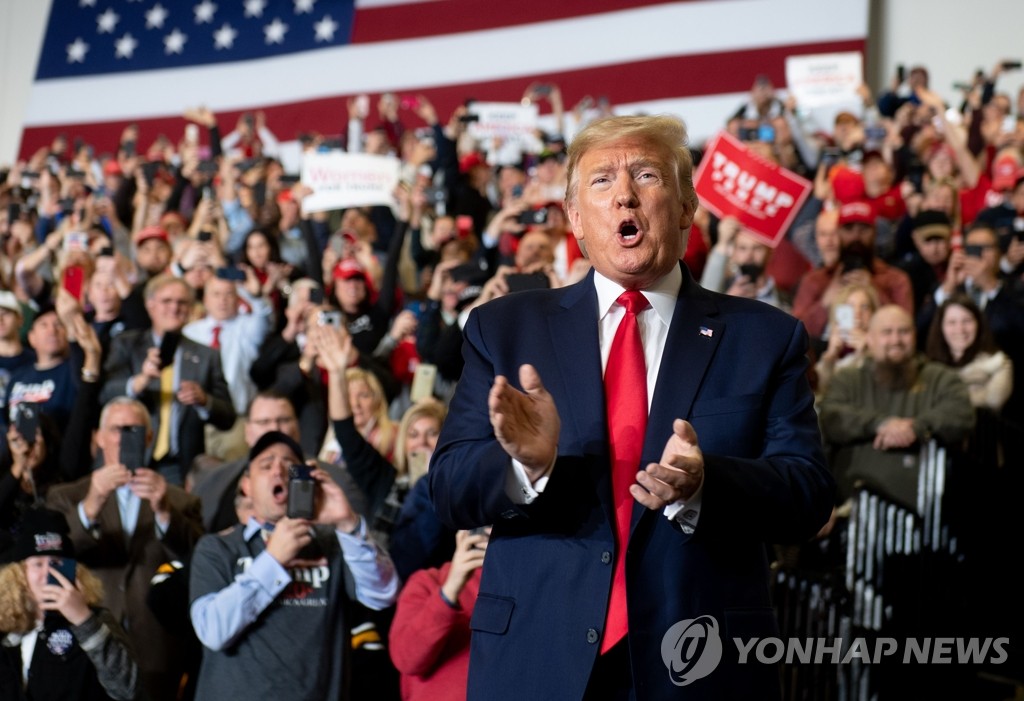 뉴저지 유세에서 박수치는 트럼프