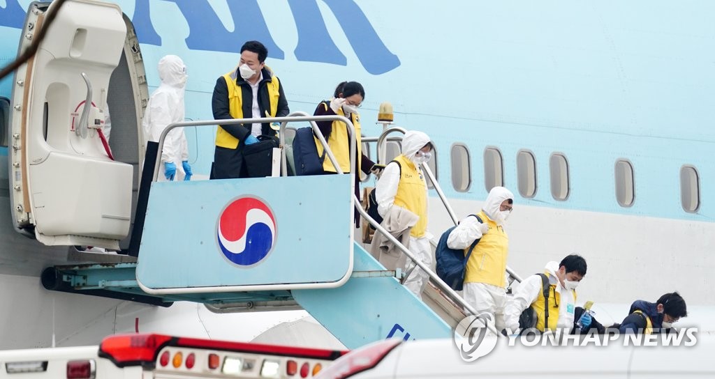 지난 2월 1일 오전 김포공항에 도착한 우한 교민 수송 전세기에서 정부신속대응팀 관계자들이 내리고 있다. [연합뉴스 자료사진]