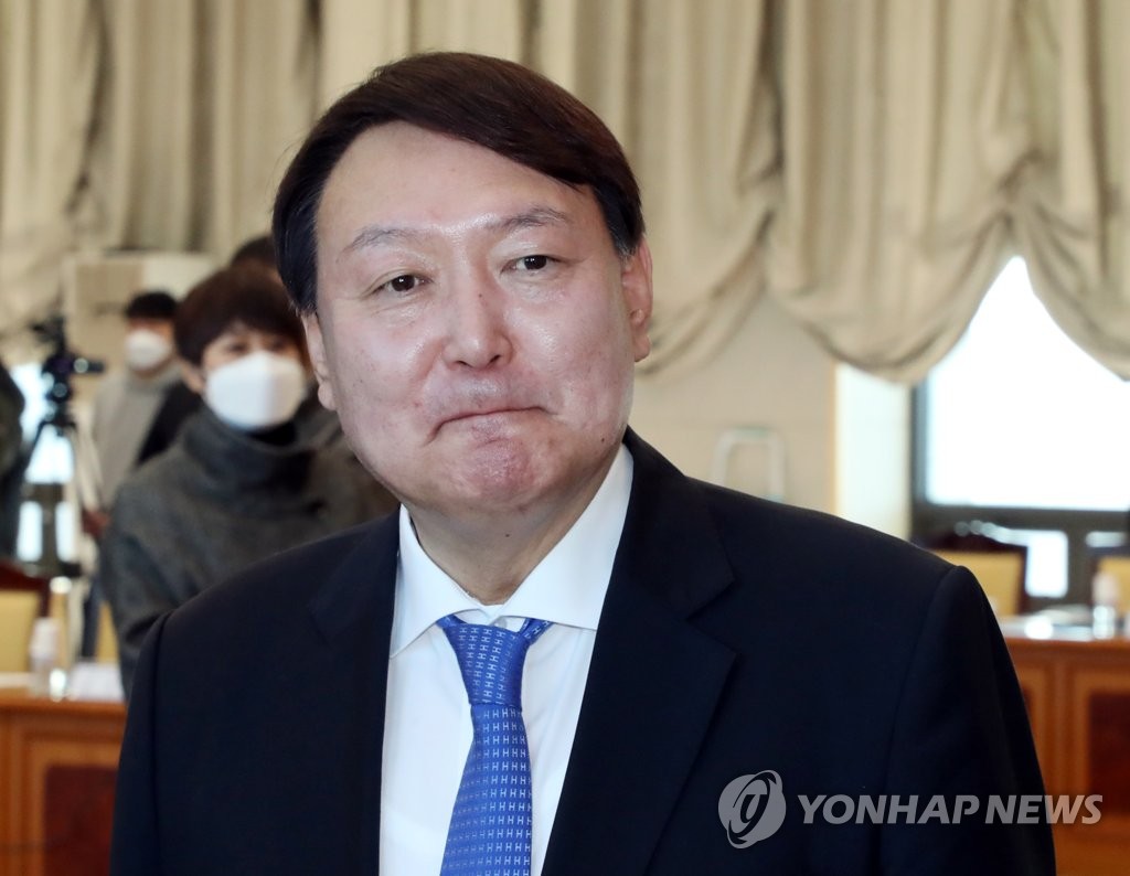 검찰인권위원회 위원들과 대화하는 윤석열 총장