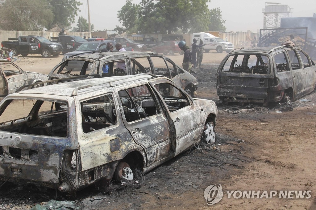 무장세력 공격에 불탄 나이지리아 마을 차량들