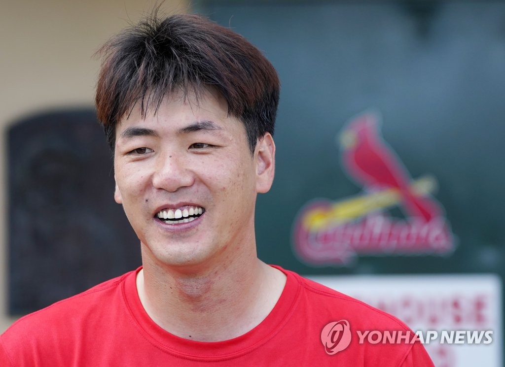 Kim Kwang-hyun of the St. Louis Cardinals speaks with South Korean reporters during the club's training camp at Roger Dean Chevrolet Stadium in Jupiter, Florida, on Feb. 11, 2020. (Yonhap)