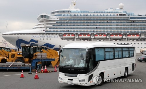 일본 크루즈선서 내린 고령자들 태운 버스