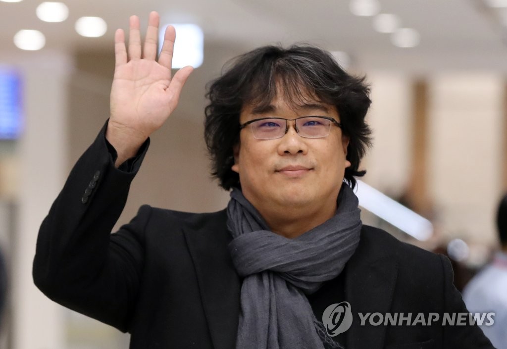 笑顔で帰国 ポン・ジュノ監督 笑顔で帰国 ポン・ジュノ監督