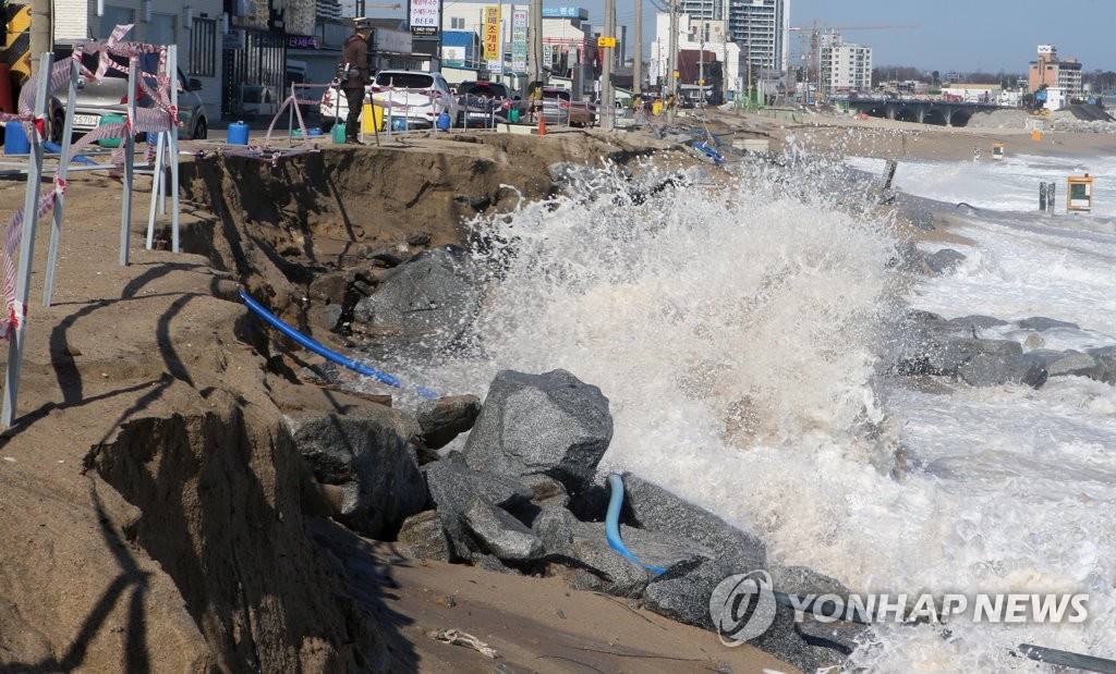 겨울 파도에 무너지는 해변