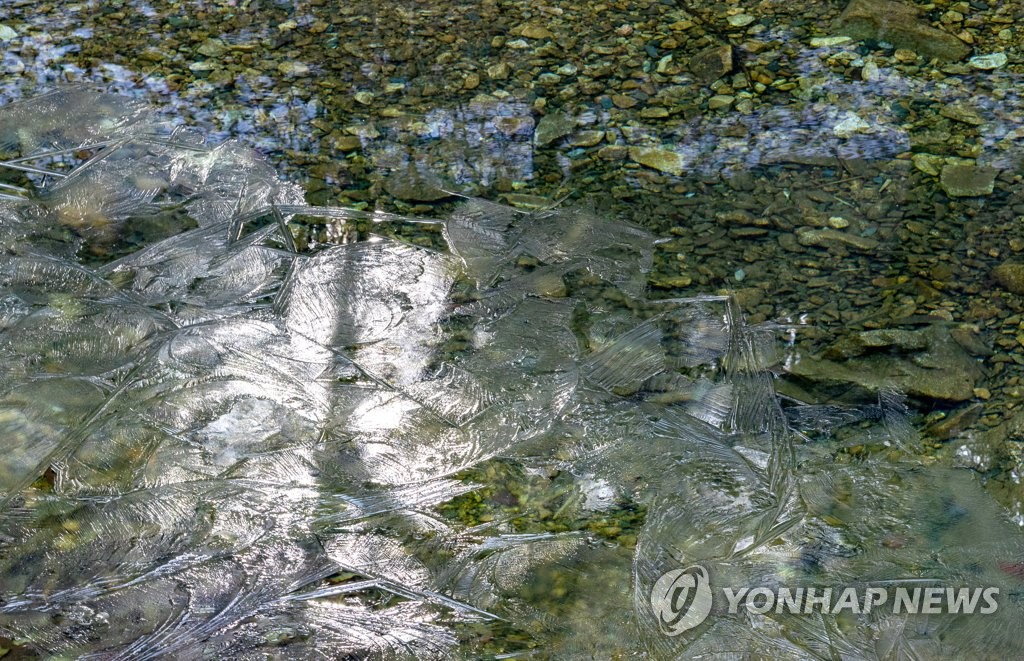 계곡의 얼음이 녹는 우수