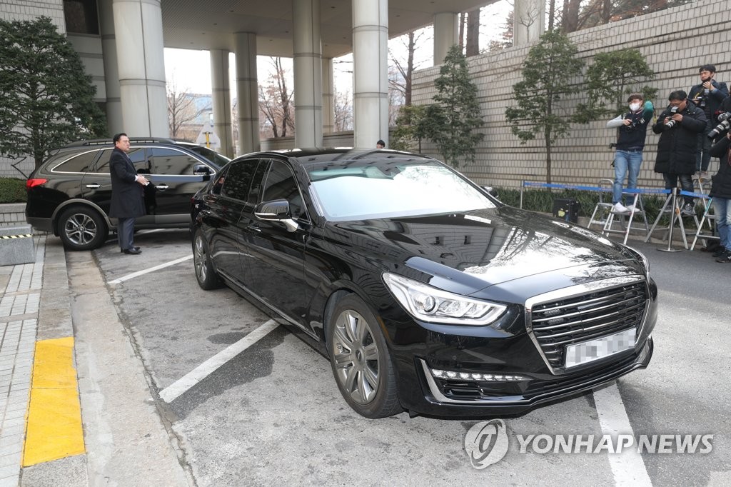 이명박, 승용차 아닌 호송차로 다시 구치소행