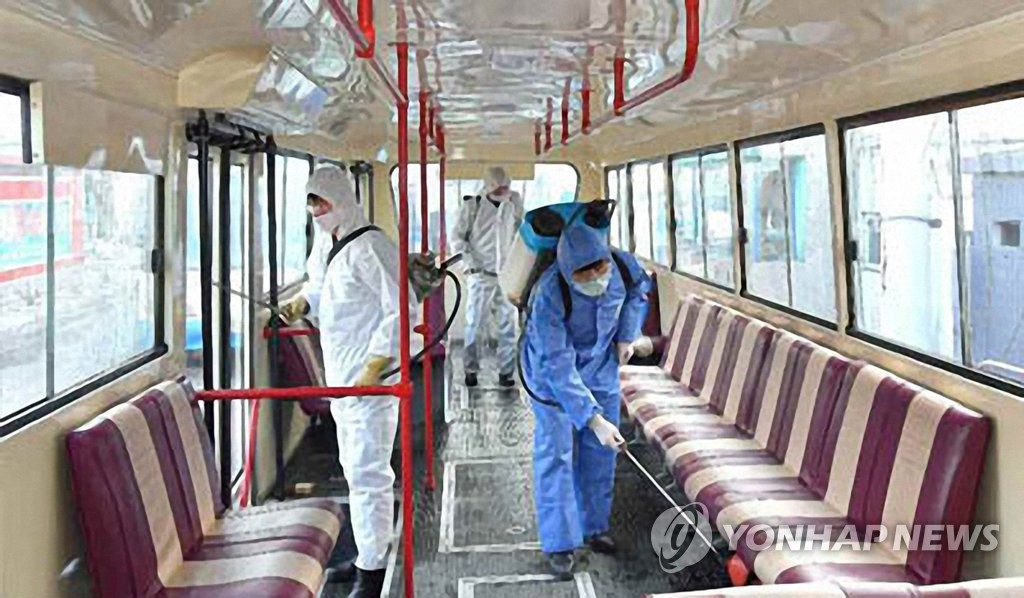 消毒作業も防護服姿で 消毒作業も防護服姿で