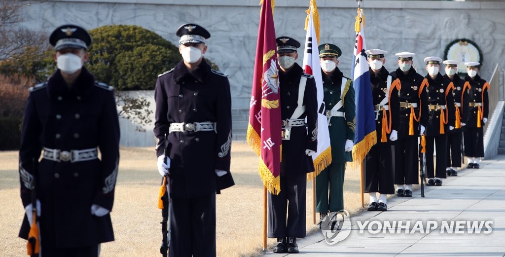 지난달 24일 서울 현충원에서 마스크 착용한 의장대