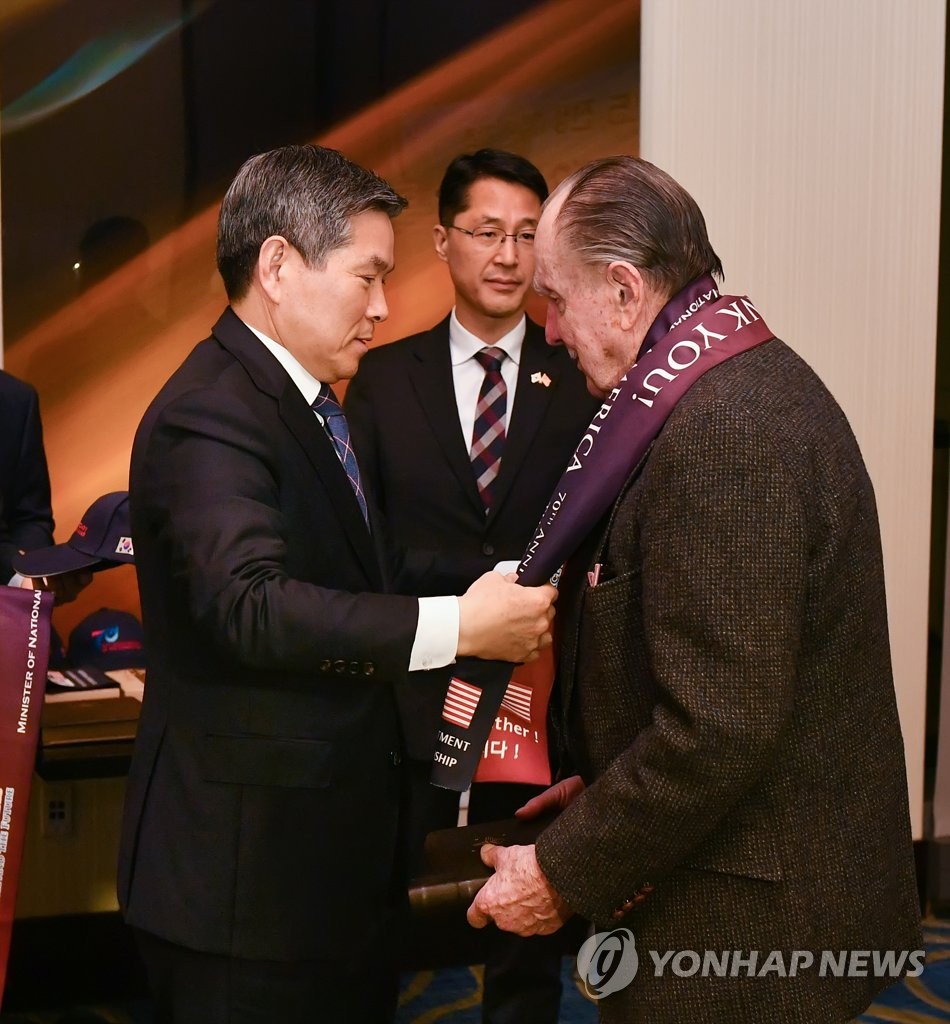 Defense chief meets U.S. vets of Korean War Defense chief meets U.S. vets of Korean War