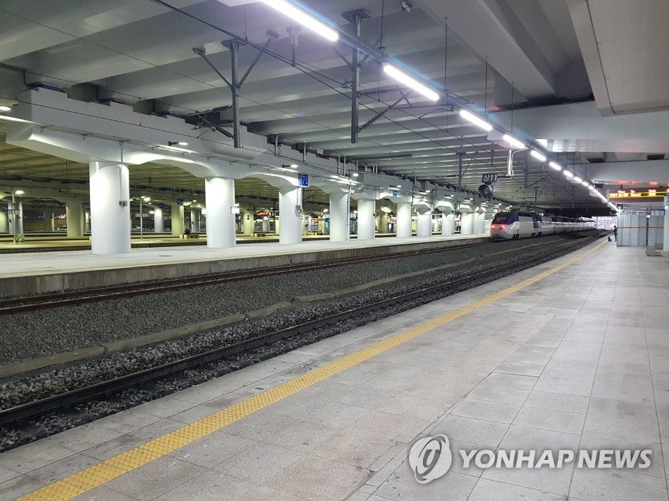 A platform of Dongdaegu Station in COVID-19-hit Daegu, 330 kilometers southeast of Seoul, is deserted on Feb. 25, 2020, as people restrain from traveling amid the spread of the new coronavirus. (Yonhap)