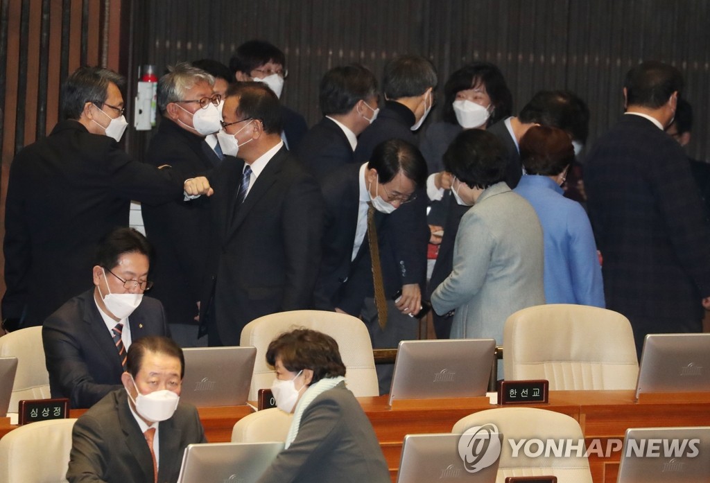 인사하는 민주당 김부겸 의원