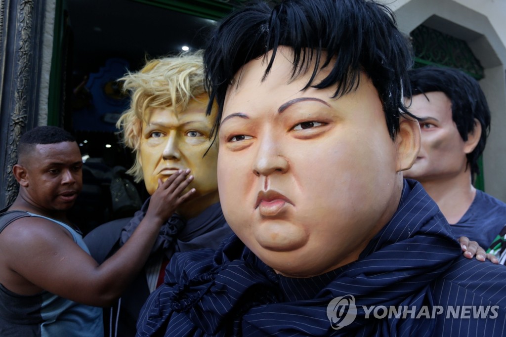 '트럼프·김정은 풍자 인형 등장'…브라질 카니발 퍼레이드