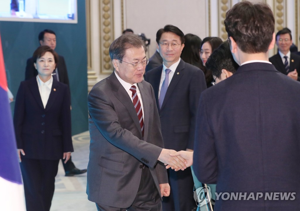 부처 업무보고 입장하는 문 대통령
