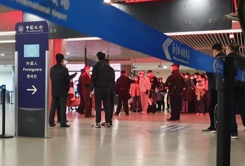 중국 난징공항 입국장서 대기 중인 한국 승객들