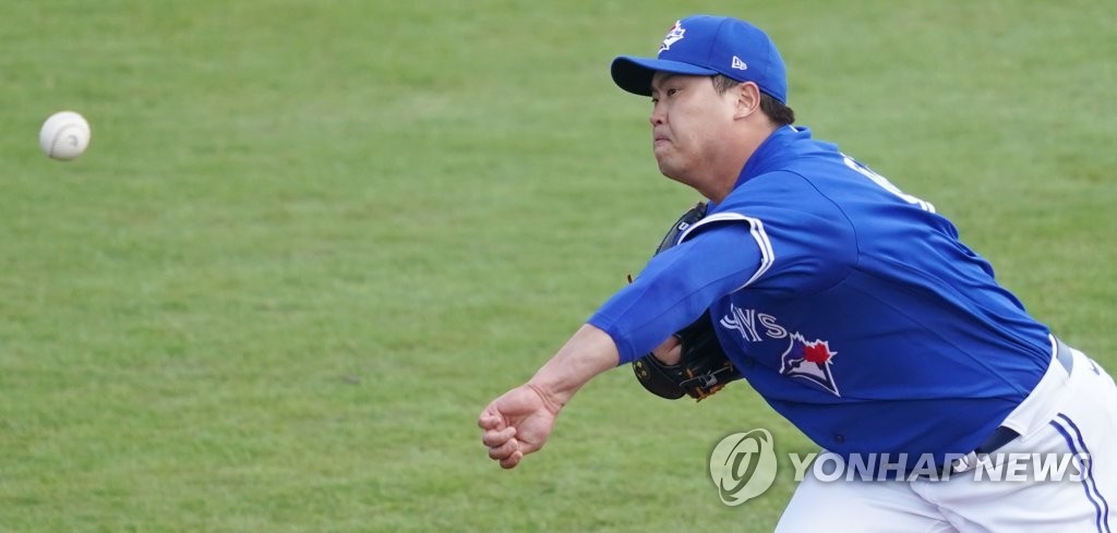 힘차게 공 뿌리는 류현진