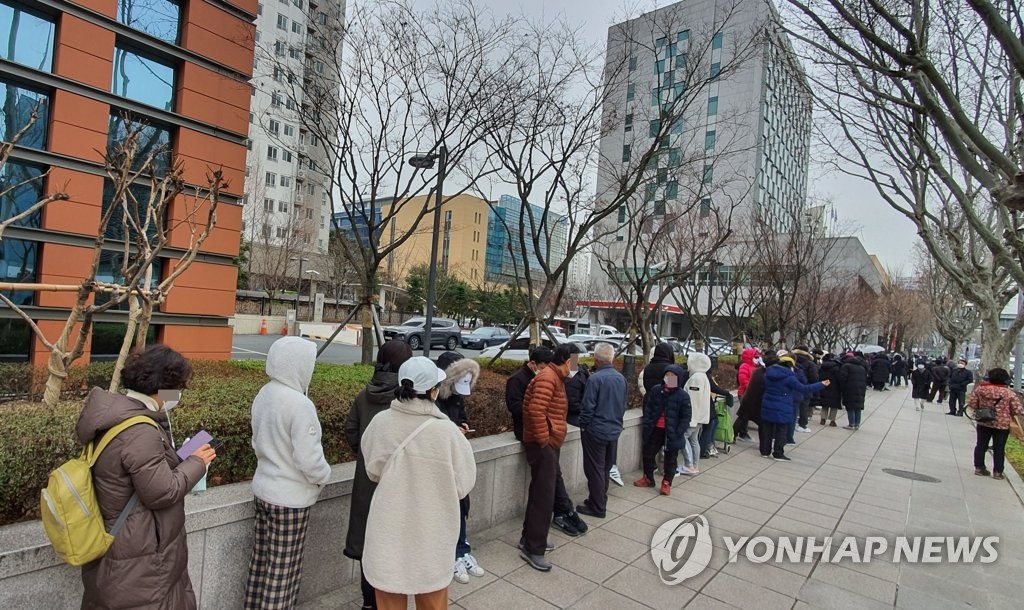 마스크 5장 구하려 비 맞으며 4시간째…