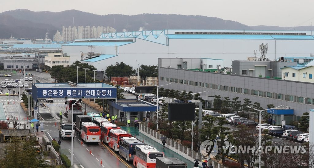 공장 출입구에 늘어선 현대차 출근 버스