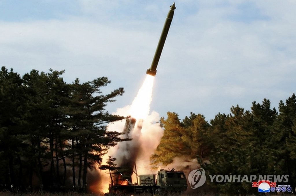 지난 2일 북한의 초대형 방사포 발사 장면