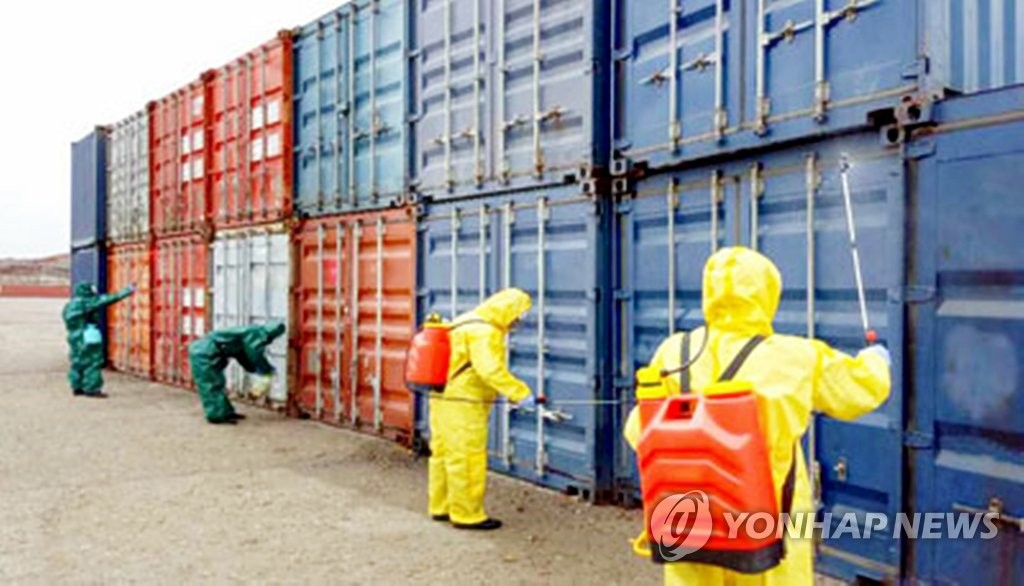 수출입 화물 소독하는 북한 남포항