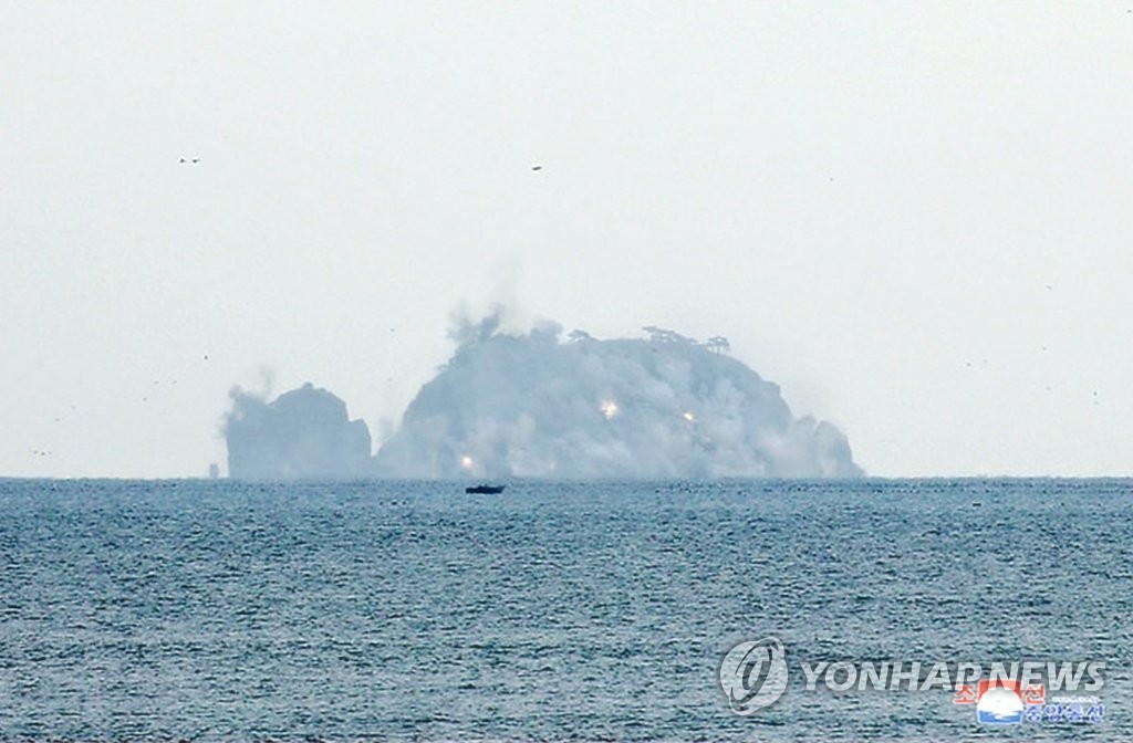 N.K. leader inspects artillery fire competition N.K. leader inspects artillery fire competition