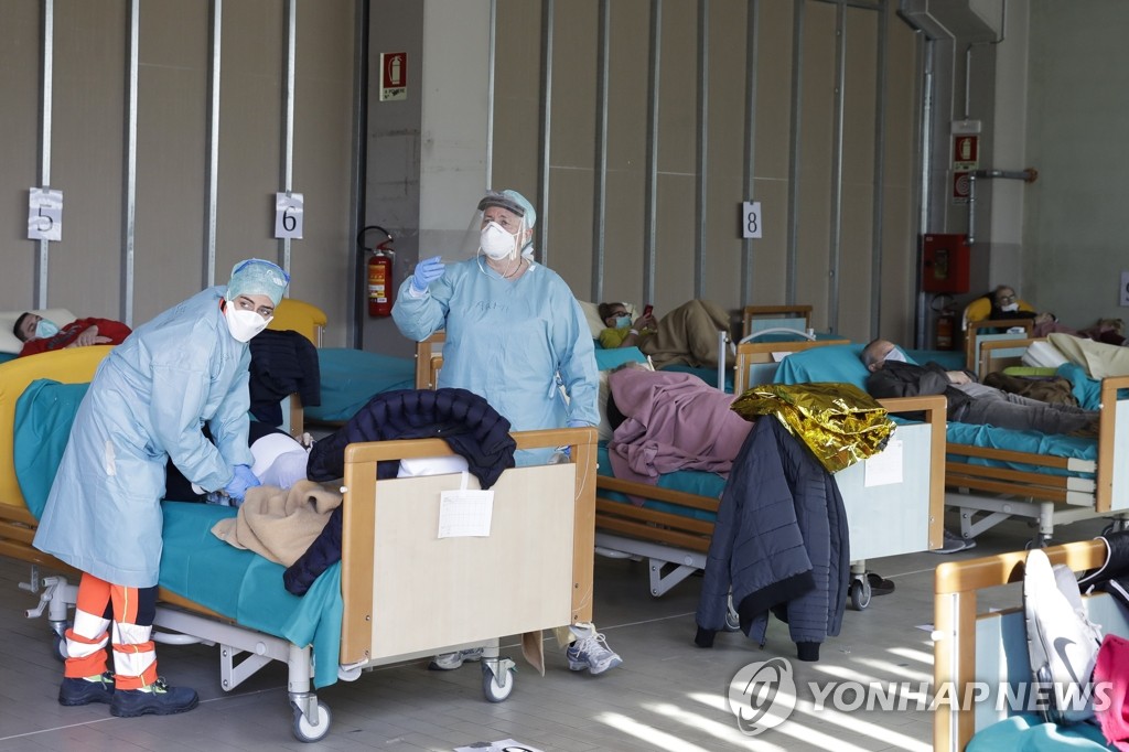 임시진료소에 코로나19 환자들 돌보는 이탈리아 의료진