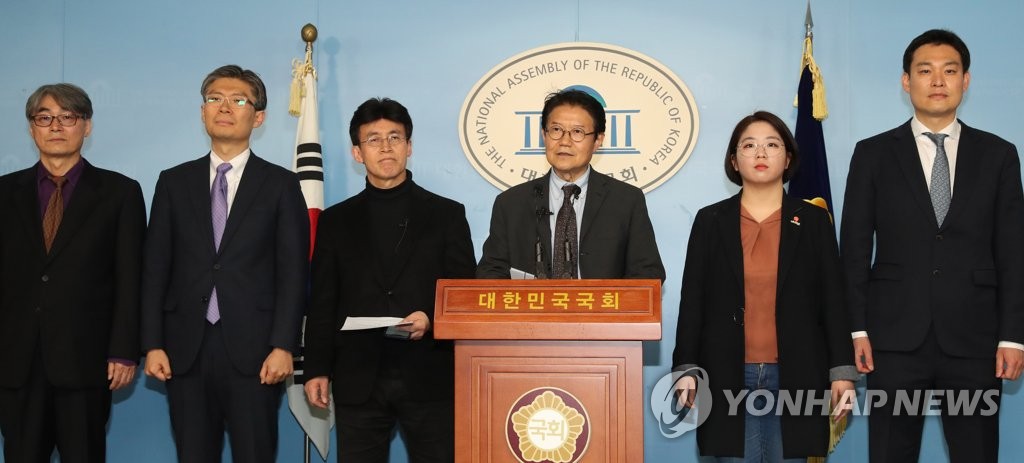 비례연합정당 출발 알리는 참여 정당 대표들