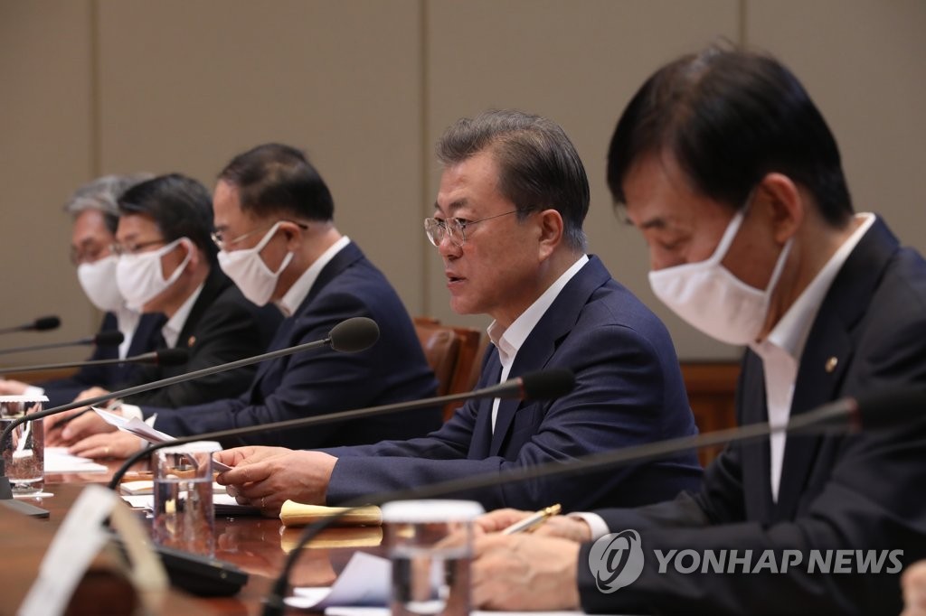 President Moon Jae-in (2nd from R) holds an emergency economic council meeting at Cheong Wa Dae in Seoul on March 19, 2020, alongside Finance Minister Hong Nam-ki (3rd from L) and Bank of Korea Gov. Lee Ju-yeol (R). (Yonhap)