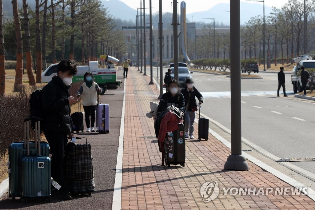 진천 법무연수원 나서는 유럽 입국자들