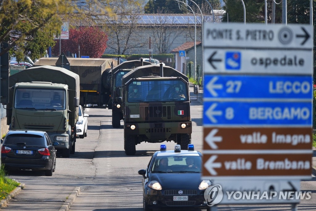 코로나19 사망자 운구에 동원된 이탈리아 군용 트럭