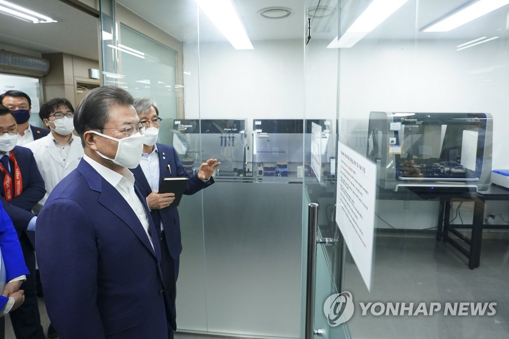 문 대통령, 코로나19 진단시약 업체 방문
