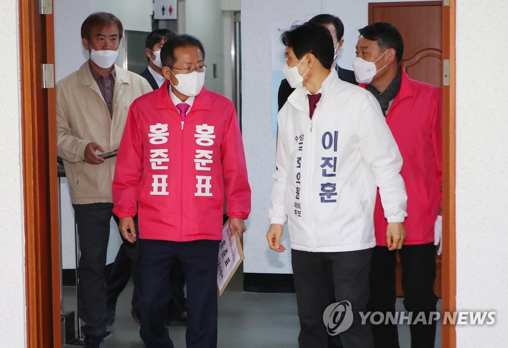 얘기하는 홍준표와 이진훈