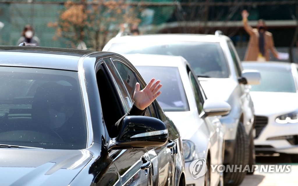 차 안에서 진행되는 주말 예배