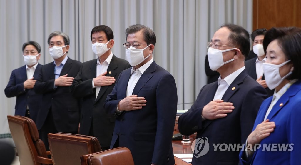 국기에 경례하는 문 대통령