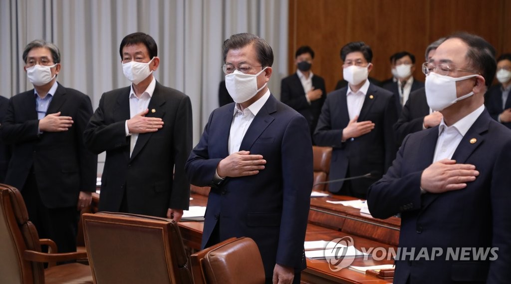 국기에 경례하는 문 대통령