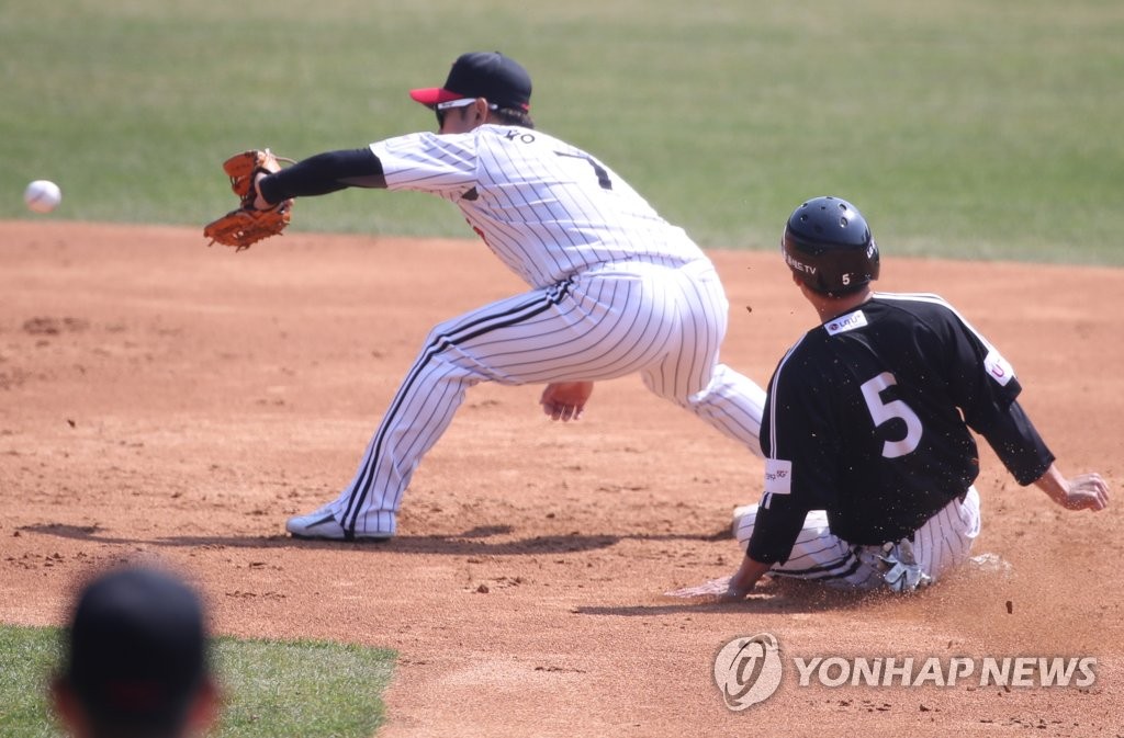 2루 포스 아웃 시키는 정주현