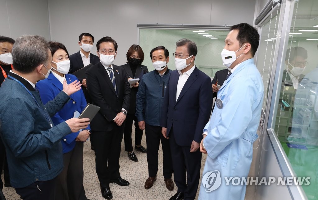 공장 시찰하는 문 대통령