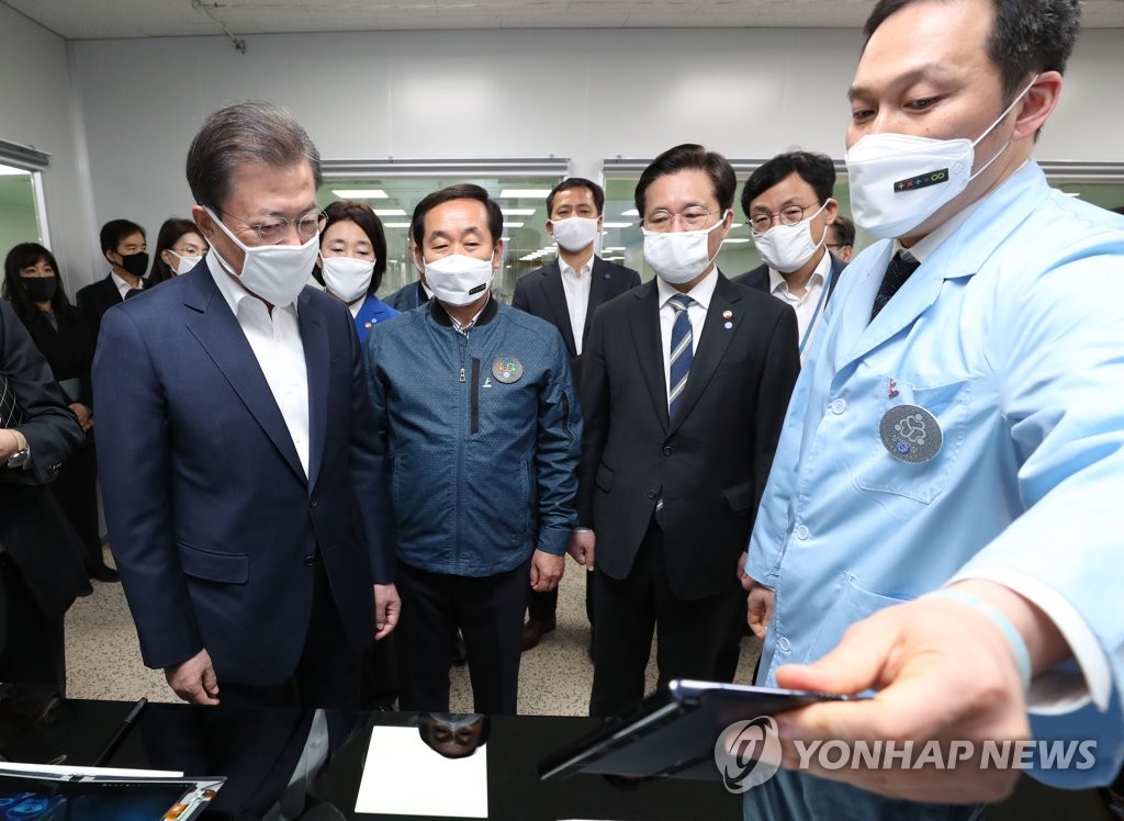 불화폴리이미드필름 설명 듣는 문 대통령