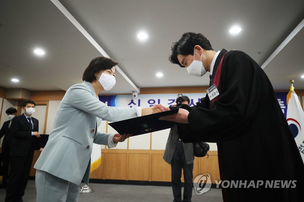 신임검사와 악수하는 추미애 법무부 장관