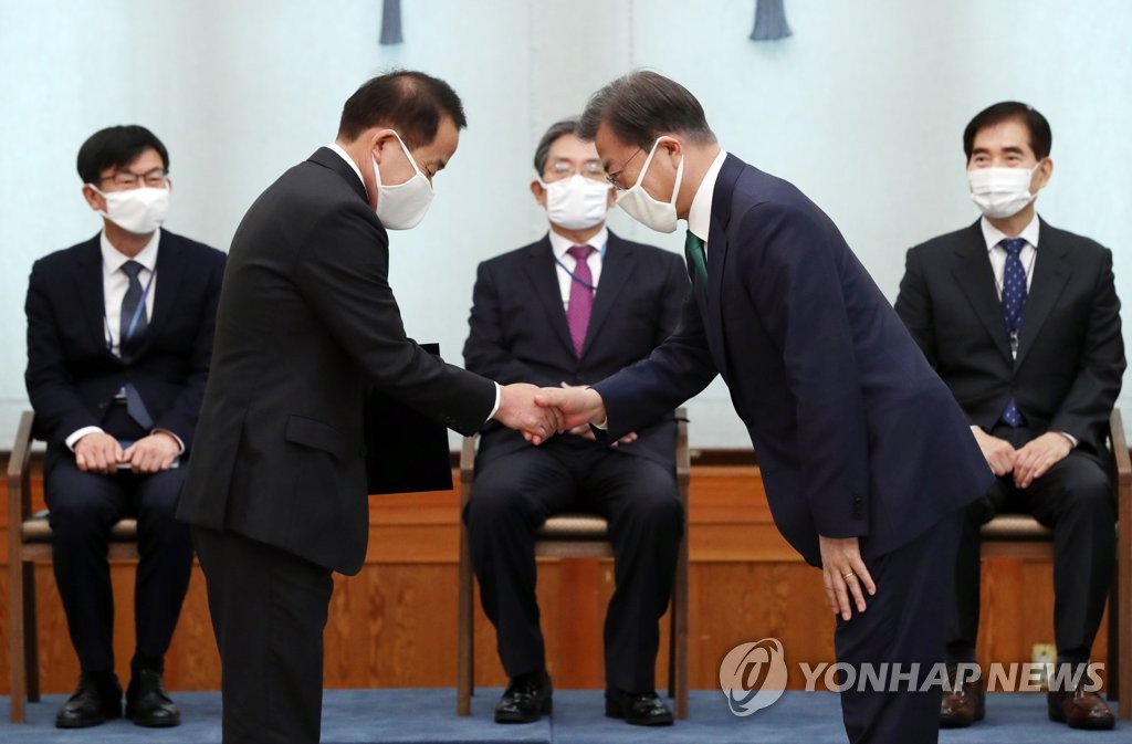 위촉장 받는 김이수 정부공직자윤리위원장
