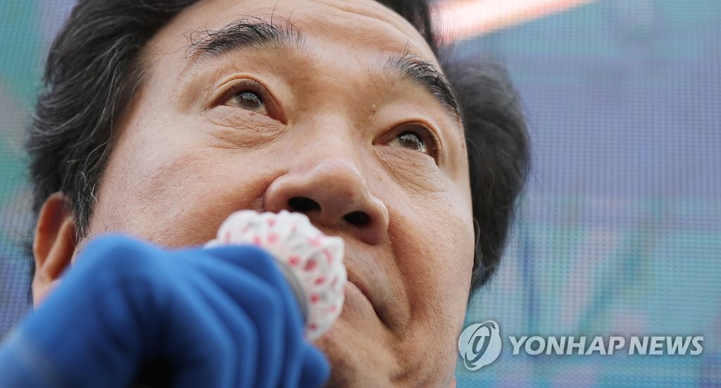 종로구민들에게 지지호소하는 이낙연 후보