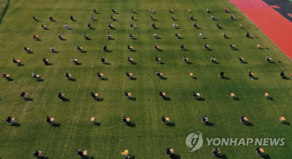 축구장서 치러진 공사 신규채용 필기시험