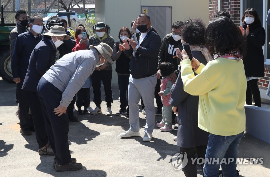 강릉 산불 피해 마을주민에게 인사하는 문 대통령 내외