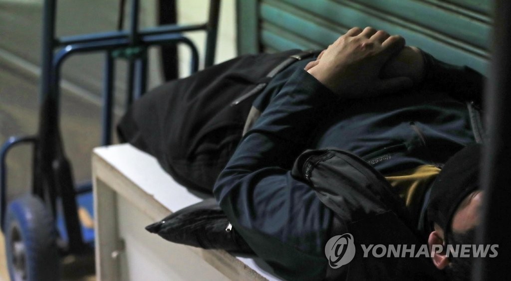 잠시 눈 붙이는 동대문 평화시장 상인