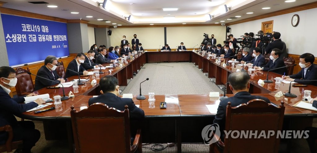 간담회에서 발언하는 문 대통령